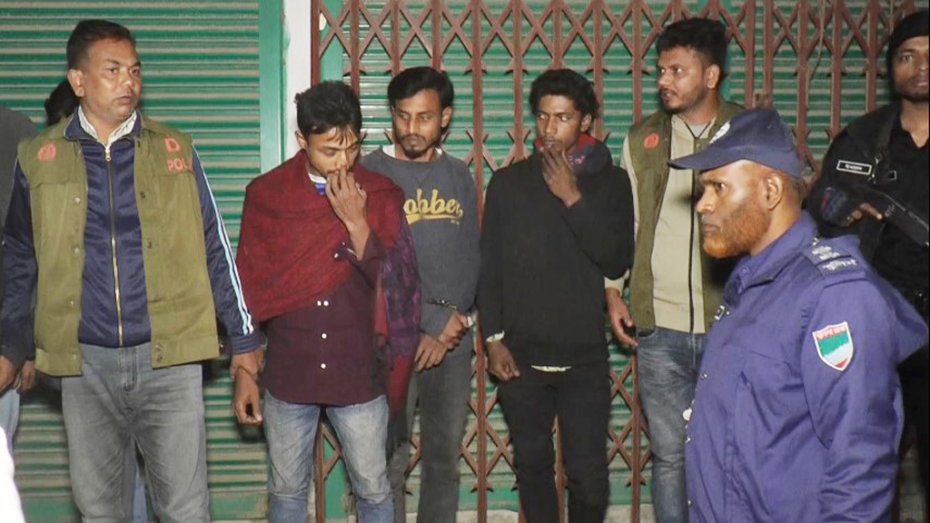 কুষ্টিয়ায় যৌথ বাহিনীর অভিযানে আটক ৫