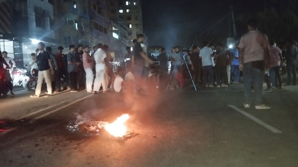জুলাই নিয়ে ফেসবুকে পুলিশ সদস্যের আপত্তিকর পোস্ট, প্রতিবাদে সড়ক অবরোধ