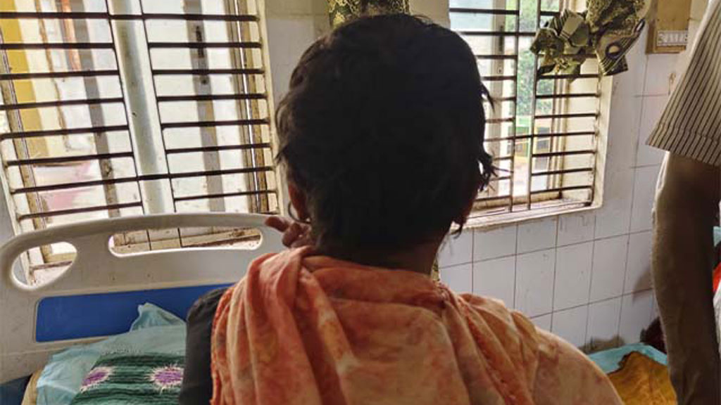 কুষ্টিয়ায় নারীকে গাছে বেঁধে নির্যাতনের অভিযোগ, কেটে দেওয়া হয় চুল