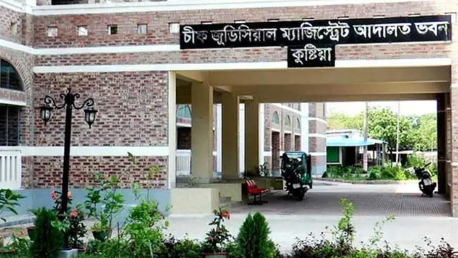 আদালতের এজলাসকক্ষ থেকে ধারালো ছুরিসহ যুবক আটক
