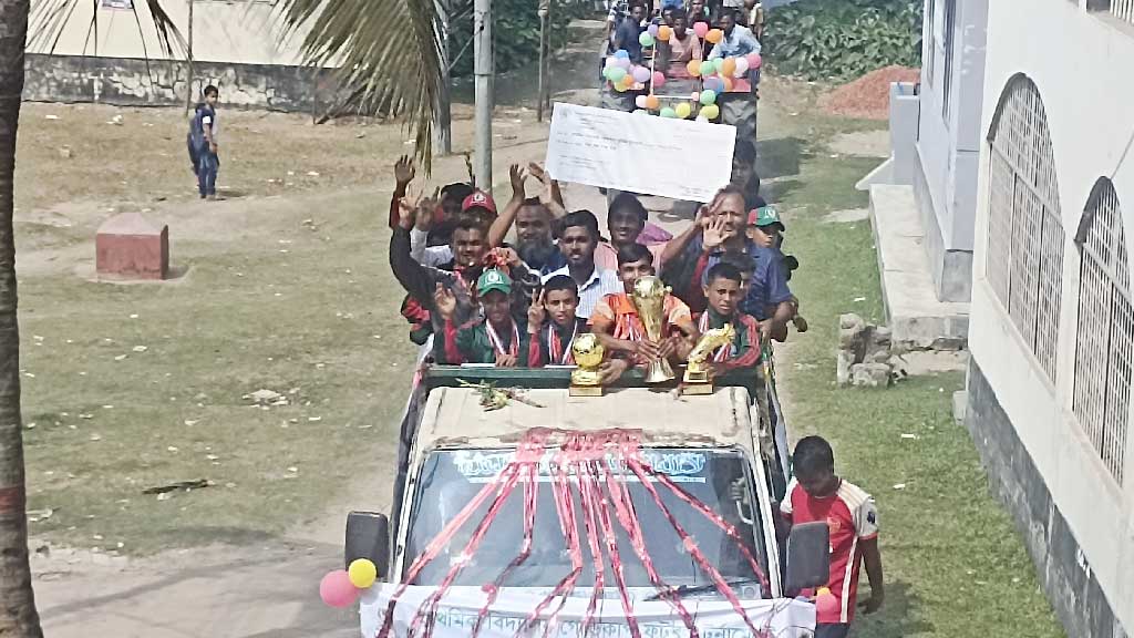 গোল্ডকাপ ফুটবল টুর্নামেন্টে চ্যাম্পিয়ন খেলোয়াড়দের কুতুবদিয়ায় সংবর্ধনা