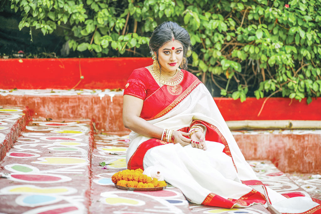 আটপৌরে লাল-সাদায় পূজার আনন্দসাজ