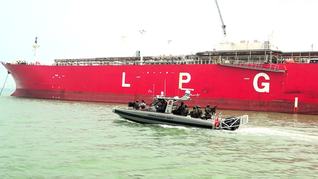 জ্বালানিবাহী জাহাজের নিরাপত্তায় বাংলাদেশ নৌবাহিনী