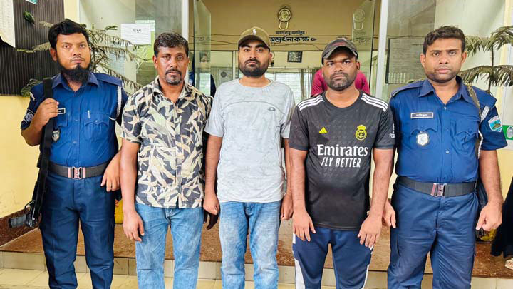 ইজারার নামে চাঁদাবাজি, সেনা অভিযানে আটক ৩