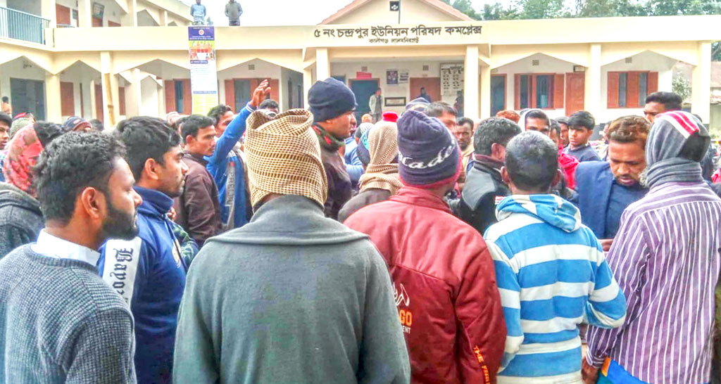 লালমনিরহাটে কৃষি কর্মকর্তাকে অবরুদ্ধ করে রাখলেন কৃষকেরা