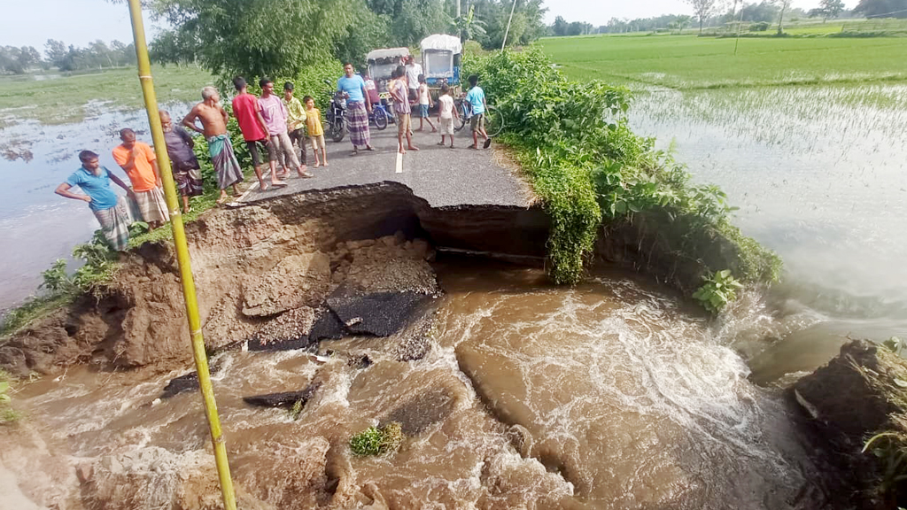 পাটগ্রামে আকস্মিক বন্যায় ১০ এলাকা প্লাবিত, সড়ক ভেঙে চলাচলে দুর্ভোগ