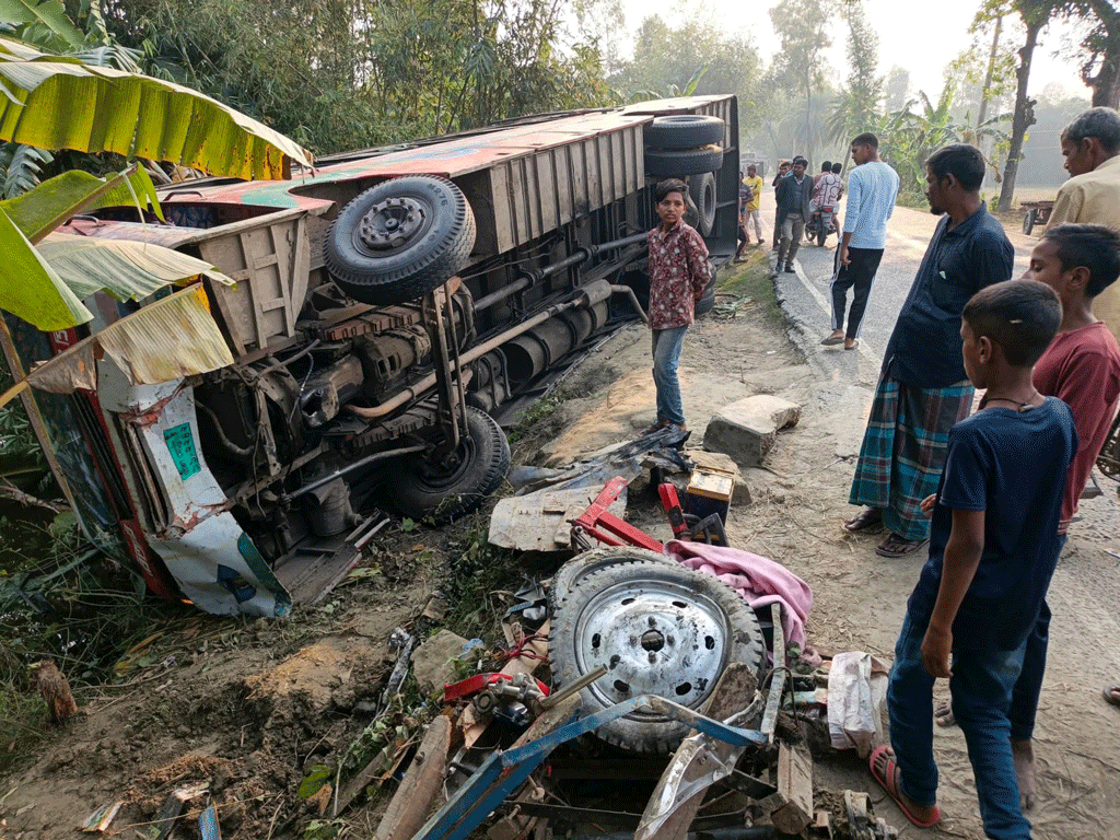 বাসের ধাক্কায় অটোরিকশার যাত্রী নিহত