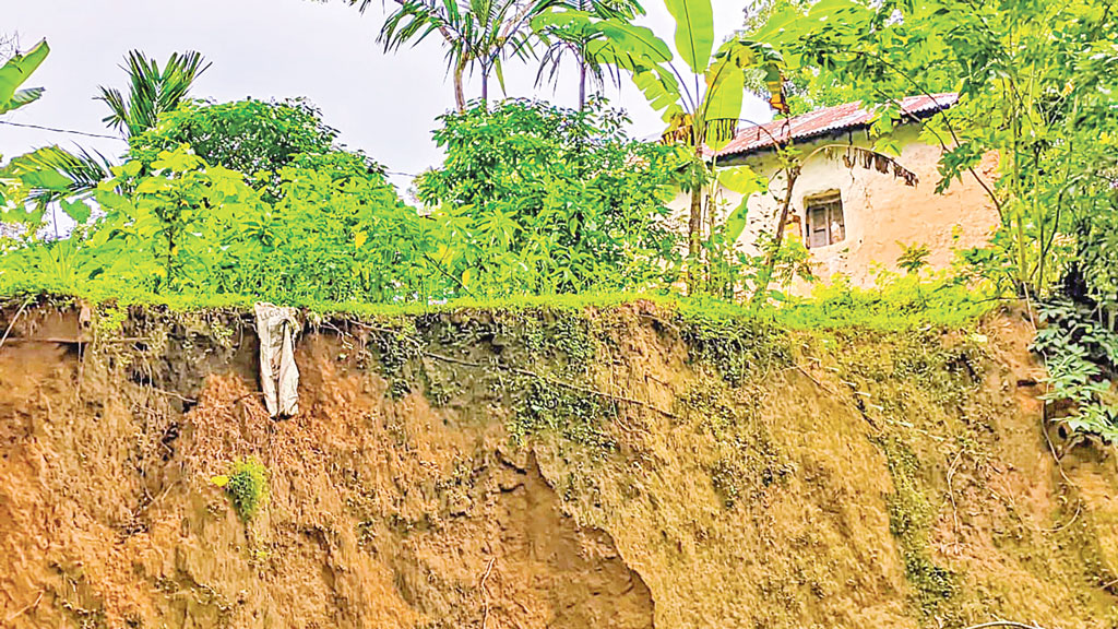 মৌলভীবাজার: টিলাধসের ঝুঁকিতে
৫০ হাজার মানুষ