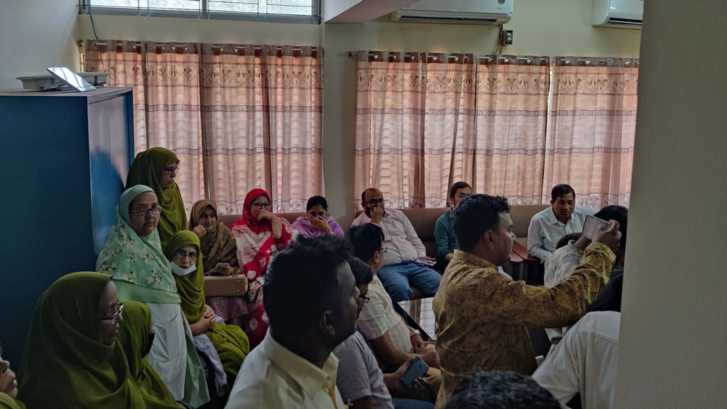 চাঁপাইনবাবগঞ্জ ২৫০ শয্যাবিশিষ্ট জেলা হাসপাতালের তত্ত্বাবধায়ক ডা. মো. মাসুদ পারভেজের কক্ষে ঢুকে তাঁর ল্যাপটপ ভাঙচুর করেছেন জুনিয়র কনসালট্যান্ট ডা. মো. আহসান হাবিব। ছবি: আজকের পত্রিকা