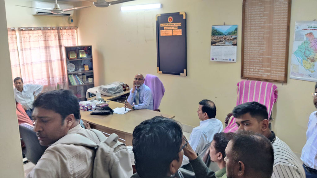 চাঁপাইনবাবগঞ্জ ২৫০ শয্যাবিশিষ্ট জেলা হাসপাতালের তত্ত্বাবধায়ক ডা. মো. মাসুদ পারভেজের কক্ষে ঢুকে তাঁর ল্যাপটপ ভাঙচুর করেছেন জুনিয়র কনসালট্যান্ট ডা. মো. আহসান হাবিব। ছবি: আজকের পত্রিকা
