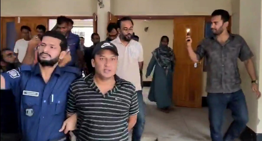 লক্ষ্মীপুরে আওয়ামী লীগ ও অঙ্গসংগঠনের ৫ নেতাসহ গ্রেপ্তার ১০
