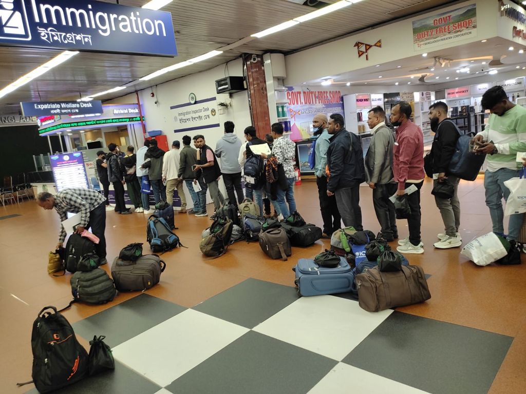 লিবিয়ার ডিটেনশন সেন্টার থেকে ফিরলেন ১৭৪ বাংলাদেশি