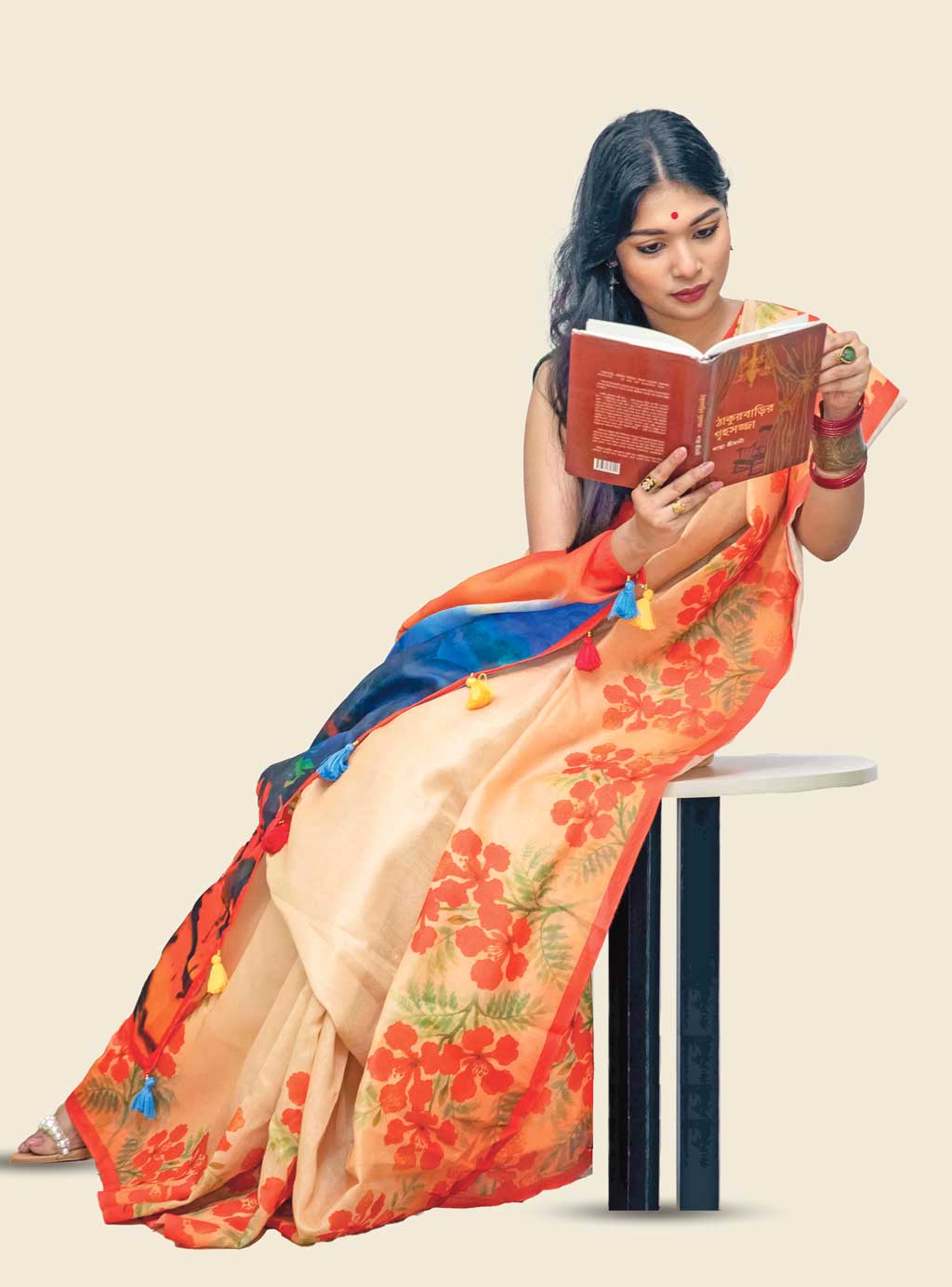 গিরিবালা পরবর্তী সময়ে নাট্য অভিনয়ের সঙ্গে যুক্ত হন। সে সময় তিনি শাড়ির পরিবর্তে কেমন পোশাক পরতেন? কল্পিত পোশাকে গিরিবালা। মডেল: মার্শিয়া পোশাক: হরিতকী ছবি: হাসান রাজা