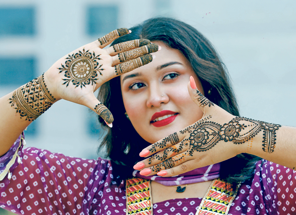মেহেদির ছিমছাম নকশায় ঈদ