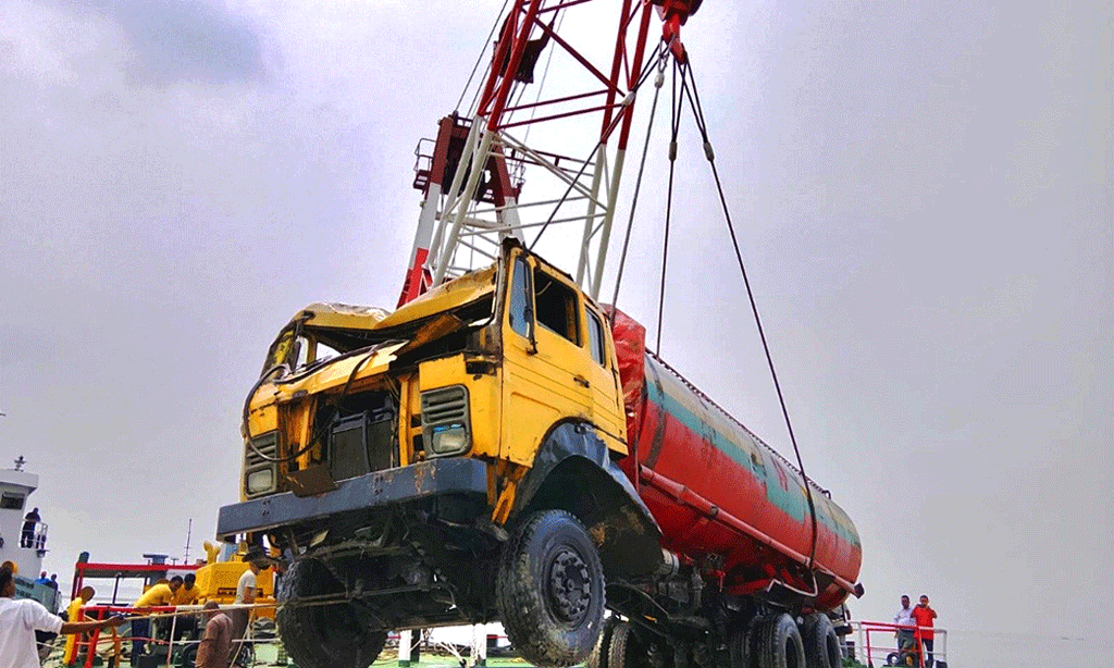 পাটুরিয়ায় পদ্মা নদীতে ডুবে যাওয়া তেলবাহী লরি ১৬ ঘণ্টা পর উদ্ধার