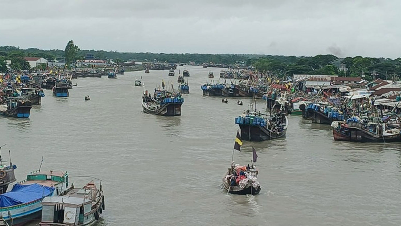 নিম্নচাপে ঢাকাসহ দক্ষিণাঞ্চলে ৮০ কিমি ঝড়ের আভাস, সমুদ্রবন্দরে ৩ নম্বর সতর্কতা