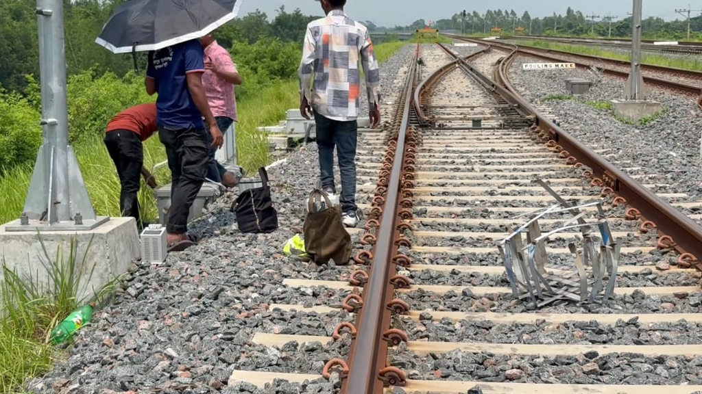 পদ্মা সেতু রেলপথ: বারবার চুরি যাচ্ছে যন্ত্রাংশ, ঝুঁকিতে ট্রেন চলাচল
