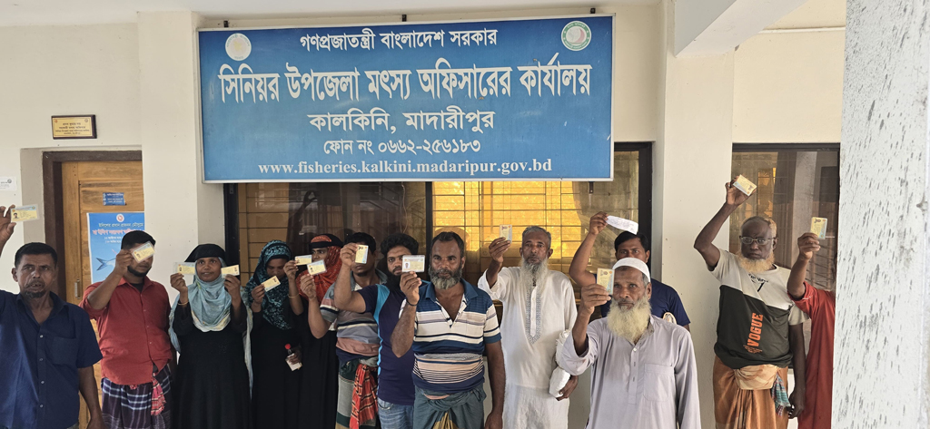 কালকিনিতে জেলেদের চাল বিতরণে অনিয়মের অভিযোগ, বিক্ষোভ