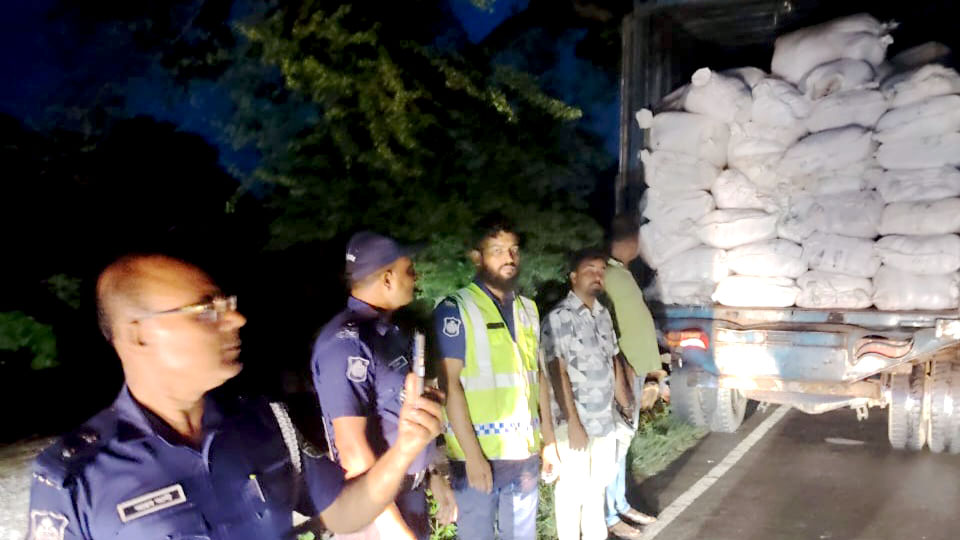মাদারীপুরে কাভার্ড ভ্যানসহ বিপুল পরিমাণ পলিথিন জব্দ