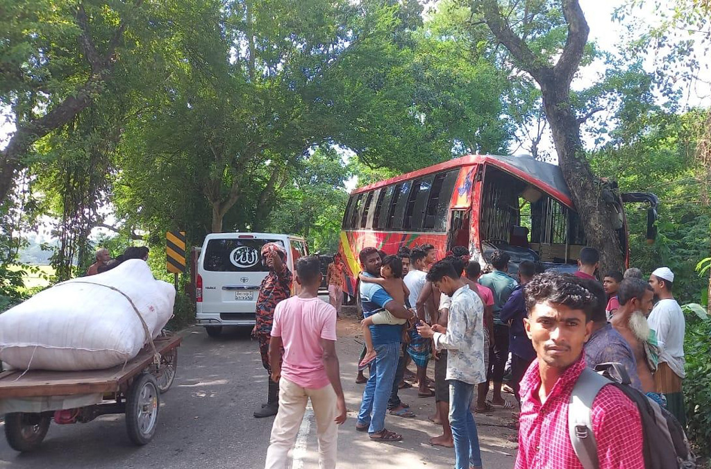 ঢাকা-বরিশাল মহাসড়ক: ডাসারে ২ বাসের সংঘর্ষে আহত ১৫