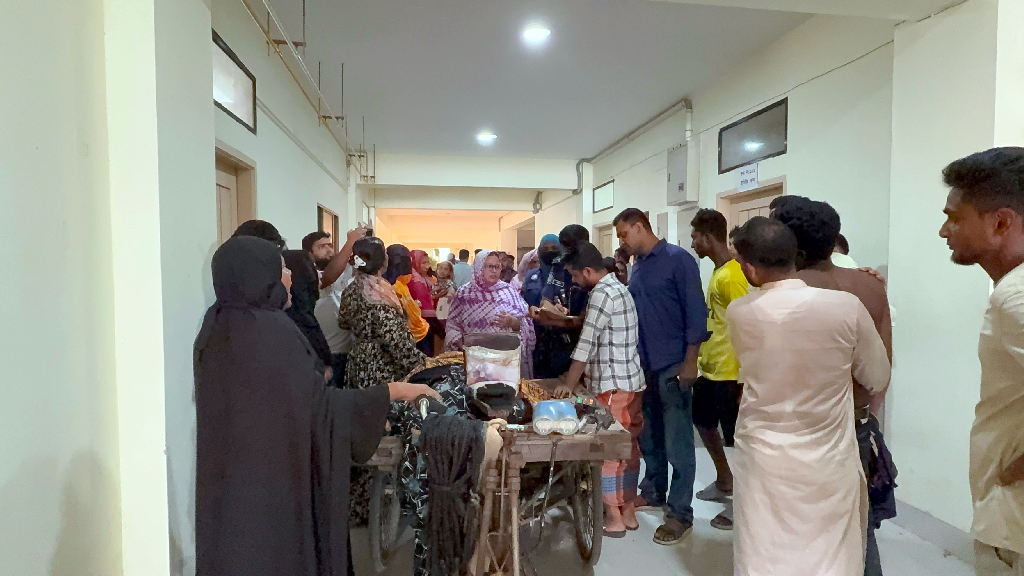শিবচরে কাভার্ডভ্যানের ধাক্কায় চাচি-ভাতিজির মৃত্যু, আহত ৫