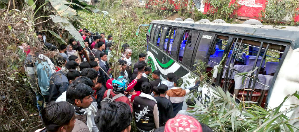 মাদারীপুরে নিয়ন্ত্রণ হারিয়ে যাত্রীবাহী বাস খাদে, নিহত ৫