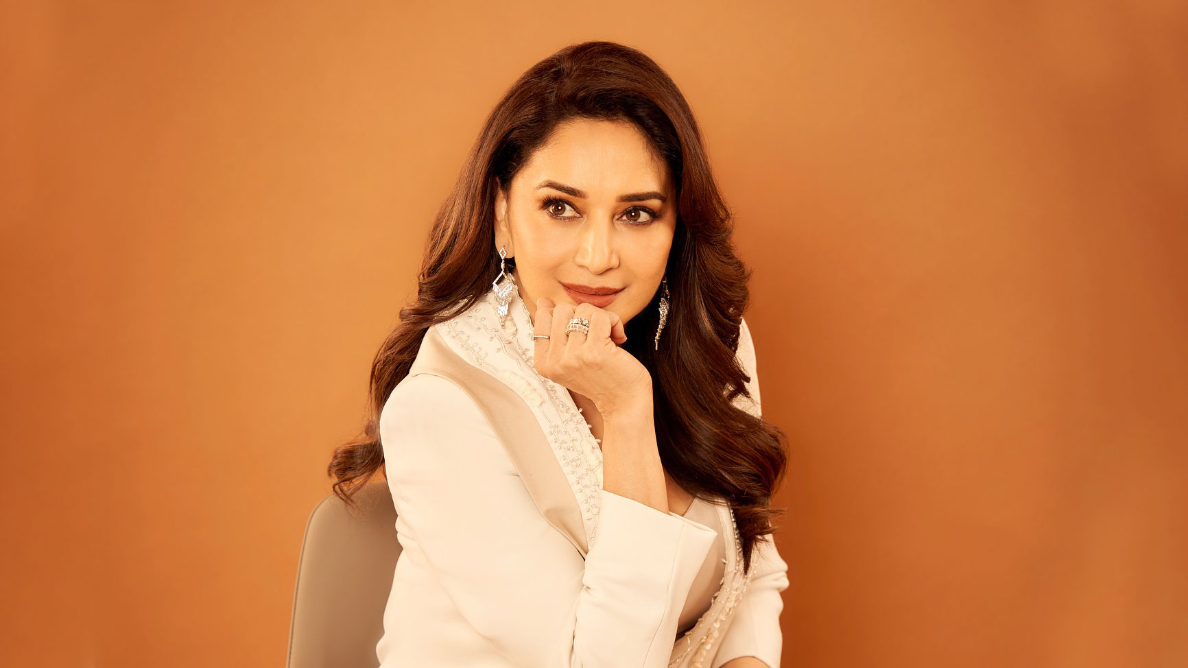 মাধুরীর কাছে ক্যারিয়ারের চেয়ে পরিবার বেশি জরুরি