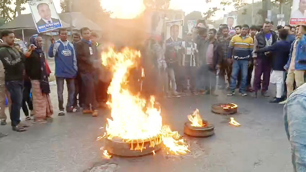 মাদারীপুরে ঢাকা-বরিশাল মহাসড়ক অবরোধ করে বিক্ষোভ