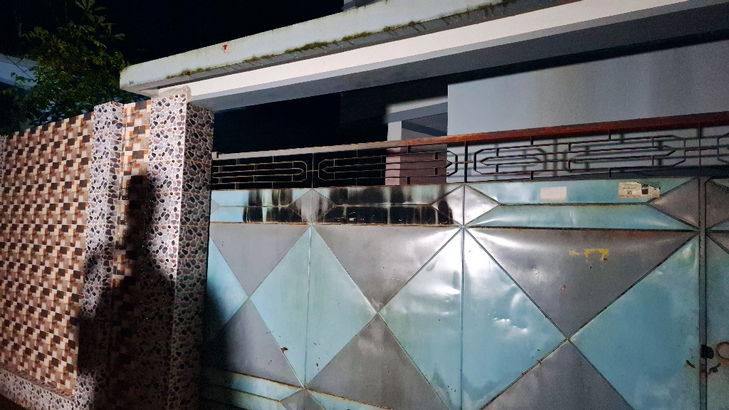 সাকিব আল হাসানের বাড়িতে আগুন দেওয়ার চেষ্টা, ইটপাটকেল নিক্ষেপ