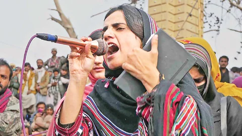 সংগ্রামী নারী: উপন্যাস এবং বাস্তবের আলোয়
