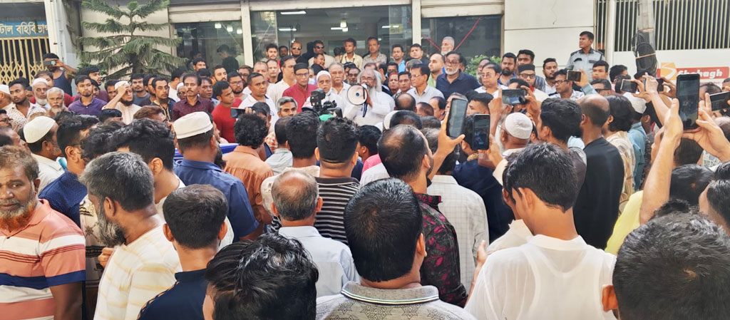রাজধানীতে সোহাগ পরিবহনের কাউন্টারে হামলার প্রতিবাদে মানববন্ধন
