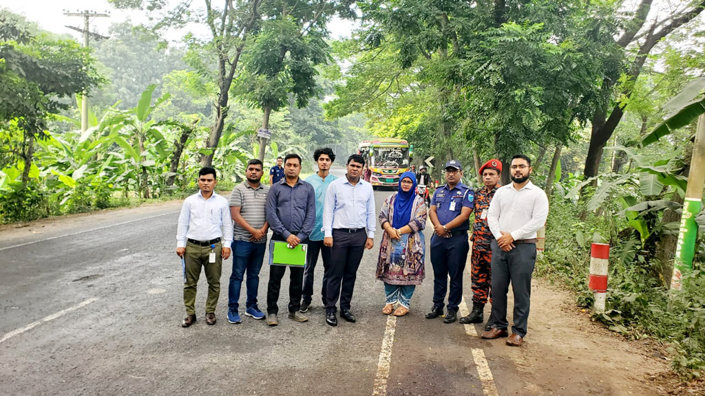 ঢাকা-খুলনা মহাসড়কের ফরিদপুরের মল্লিকপুরে দুর্ঘটনাস্থল। ছবি: ড. আরমানা সাবিহা হক
