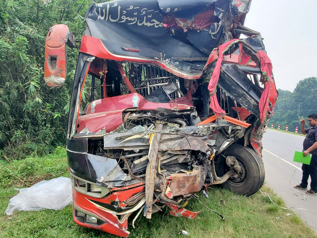 ঢাকা-খুলনা মহাসড়কে ফরিদপুরের মল্লিকপুরে দুর্ঘটনা কবলিত বাস। ছবি: ড. আরমানা সাবিহা হক