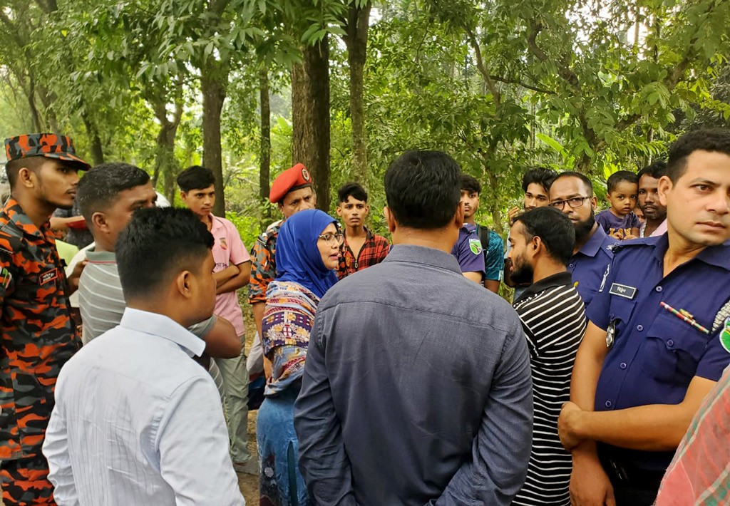 ঢাকা-খুলনা মহাসড়কের ফরিদপুরের মল্লিকপুরে দুর্ঘটনাস্থল পরিদর্শনে জাতীয় তদন্ত কমিটির সড়ক নিরাপত্তা বিশেষজ্ঞ বুয়েটের সহকারী অধ্যাপক ড. আরমানা সাবিহা হক। ছবি: ছবি: ড. আরমানা সাবিহা হক