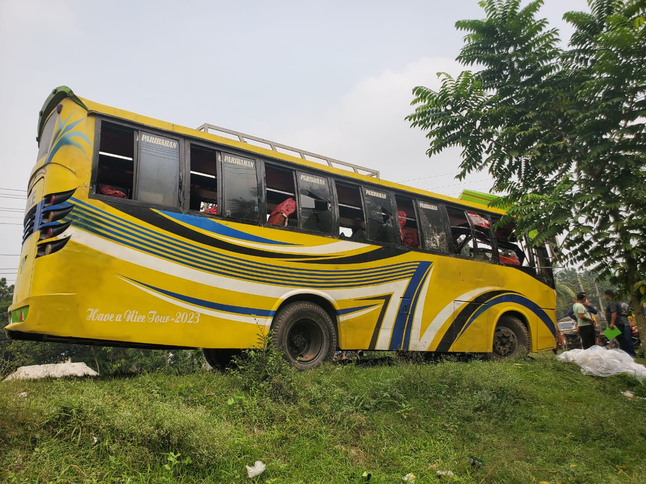 দুর্ঘটনা কবলিত বাস। ছবি: আরমানা সাবিহা হক