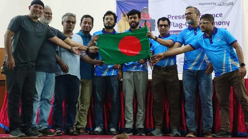 মাউন্ট মানাসলু অভিযানে যাচ্ছেন বাবর আলী ও তানভীর আহমেদ