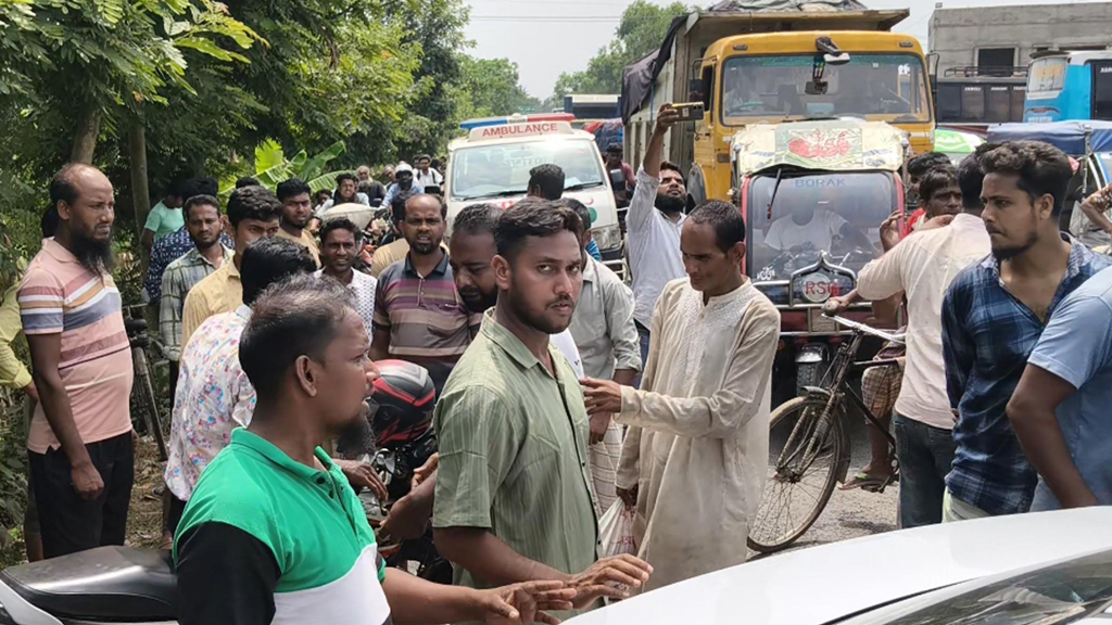 নওগাঁয় পেট্রল না পেয়ে মহাসড়ক অবরোধ, তিন চালকের বিরুদ্ধে মামলা