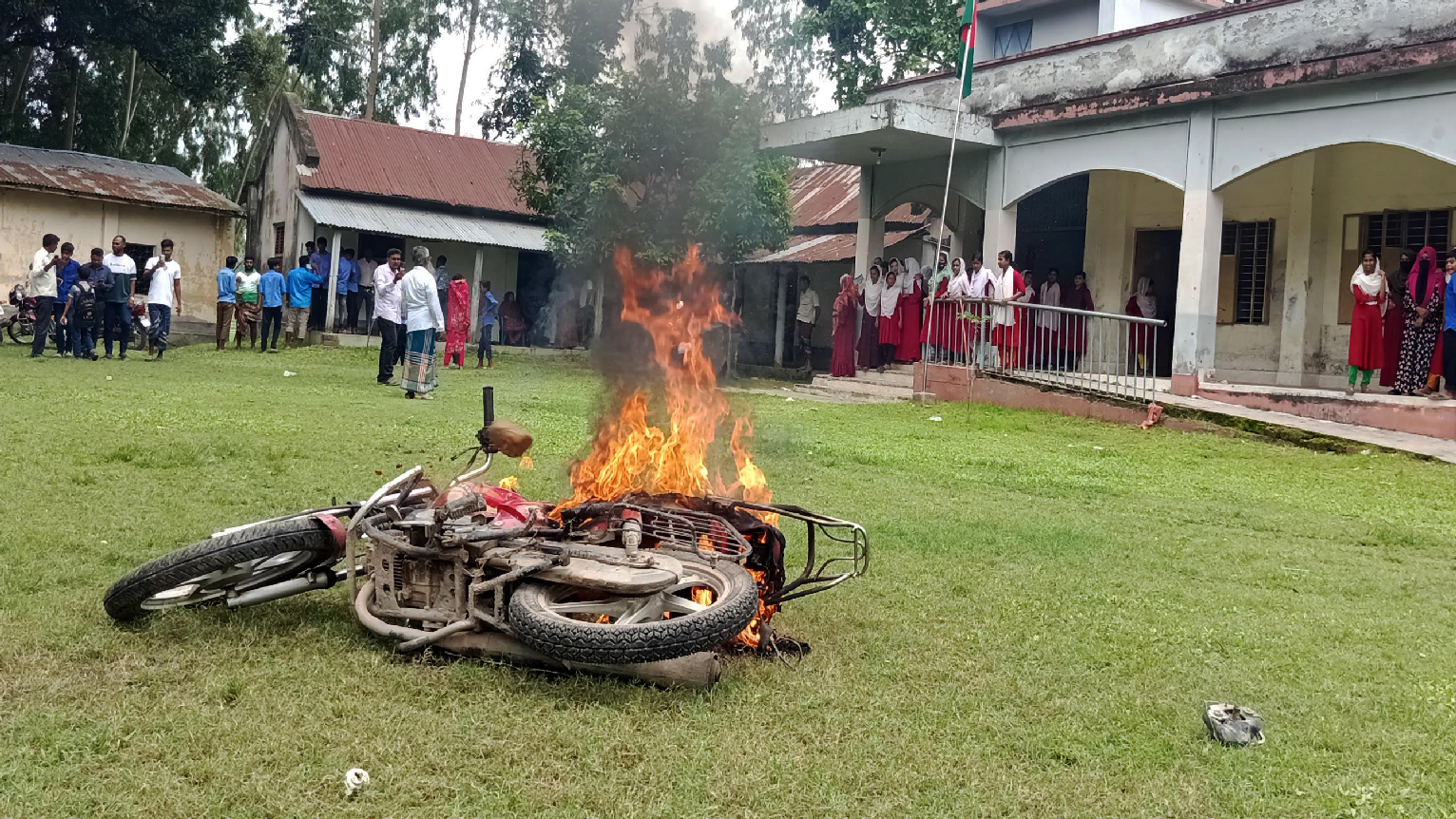 নওগাঁয় শিক্ষার্থীদের মারধর, প্রধান শিক্ষককে অবরুদ্ধ করে বিক্ষোভ
