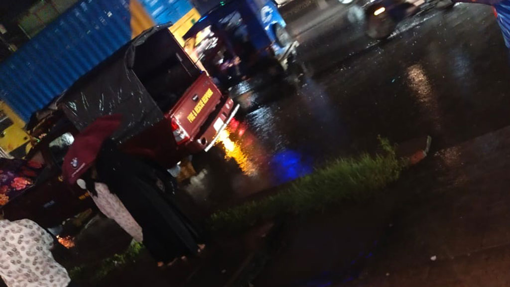 ঢাকনাবিহীন ম্যানহোলে পড়ে নারী নিখোঁজ