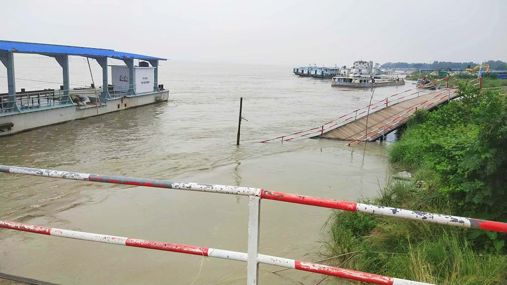 পাটুরিয়া লঞ্চঘাটের জেটি ভেঙে পড়ায় যোগাযোগ ব্যাহত