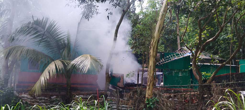 ঘিওরে ভাঙচুরের পর মাদক কারবারির বাড়িতে আগুন