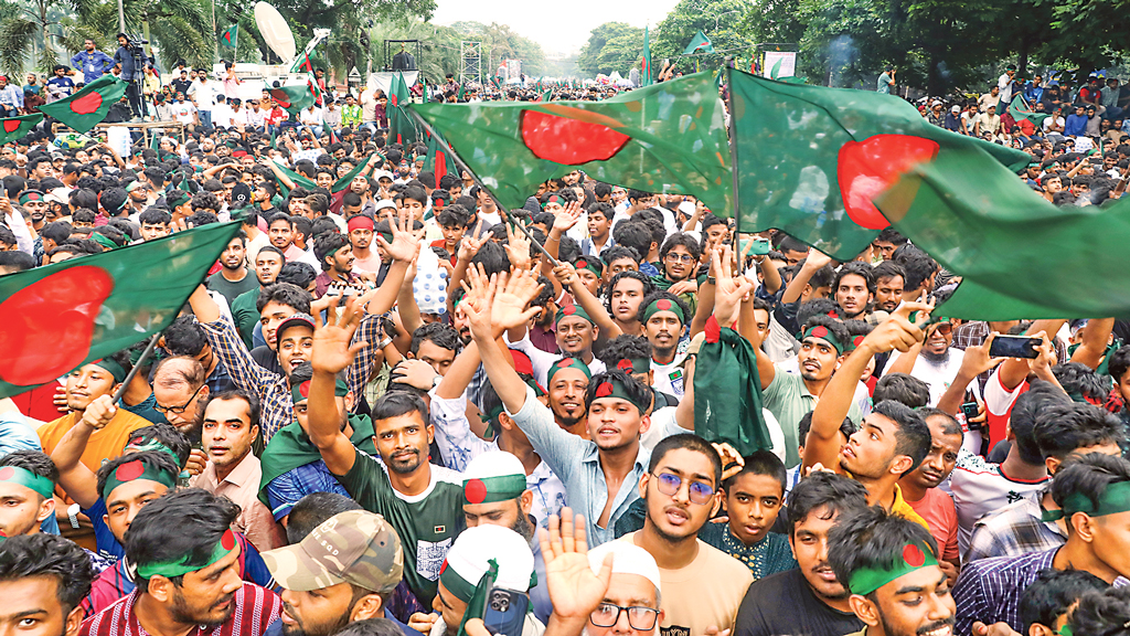 বৃষ্টি উপেক্ষা করে বিজয়ের উচ্ছ্বাস