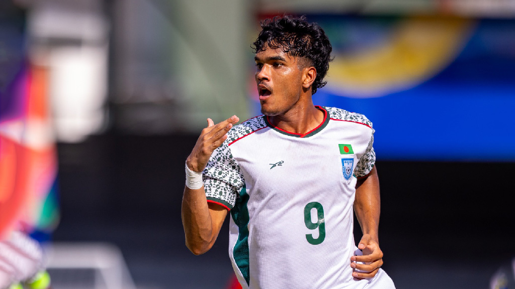 বাংলাদেশকে জিতিয়ে অসুস্থ মাকে উপহার