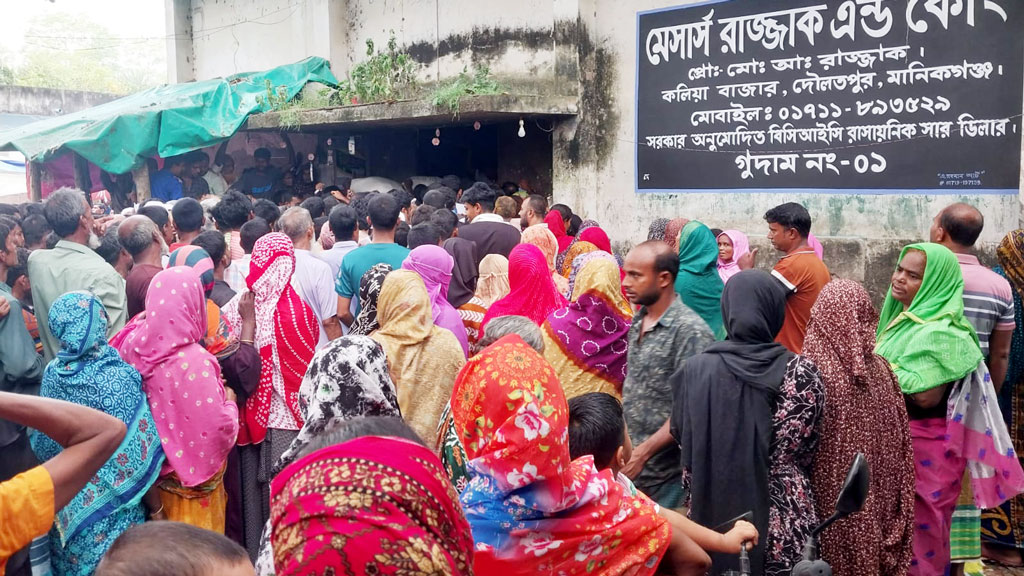 সার না পেয়ে গুদামে ঢুকে গেলেন কৃষকেরা, পরে পুলিশ পাহারায় বিতরণ