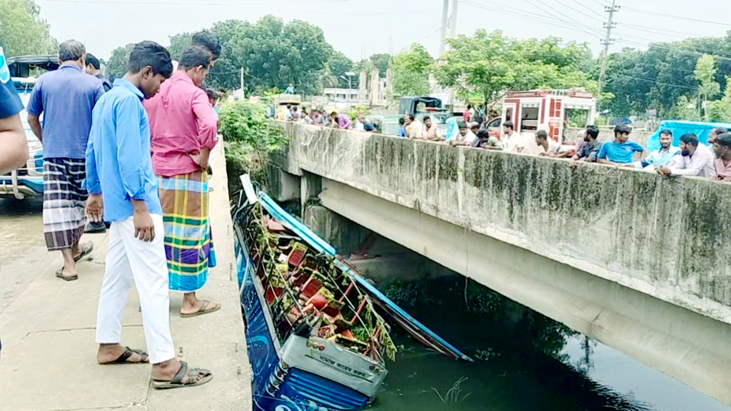 মানিকগঞ্জে সেলফি পরিবহনের বাস খালে পড়ে নিহত ১, আহত অন্তত ৪০
