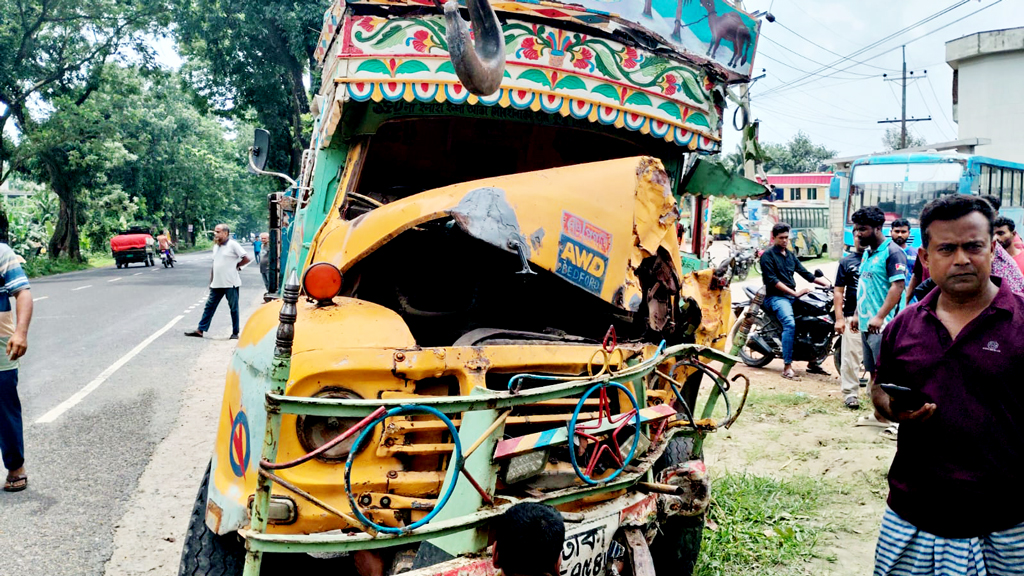 মানিকগঞ্জে ঢাকা-আরিচা মহাসড়কে ট্রাকের চাকা বিস্ফোরণ, আহত ৫