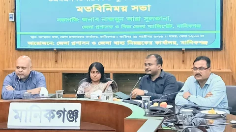 ওএমএসের চাল-আটায় অনিয়ম করলে ছাড় নয়: মানিকগঞ্জের ডিসি