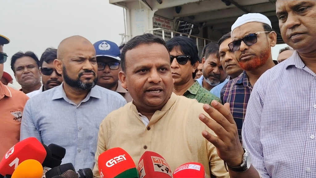 অব্যবস্থাপনার দায়ে ঊর্ধ্বতন কর্মকর্তাদের বিরুদ্ধেও ব্যবস্থা নেওয়া হবে: নৌ প্রতিমন্ত্রী