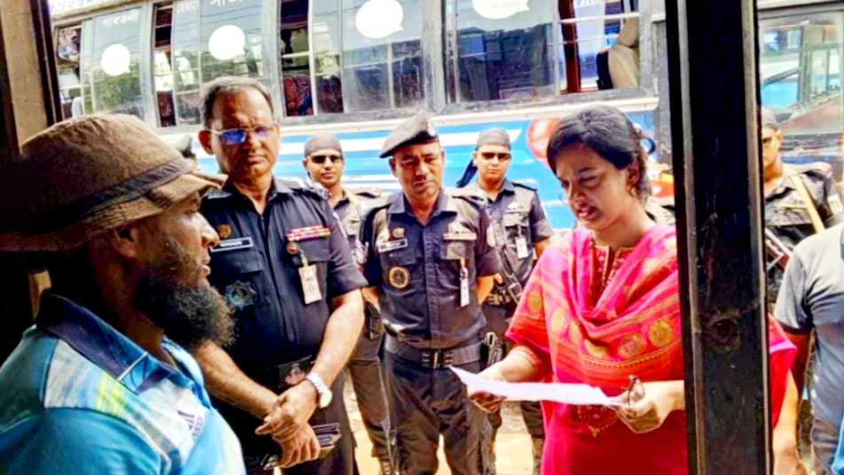পাটুরিয়ায় ভোক্তা অধিকারে অভিযান, পরিবহনে ভাড়ার তালিকা না থাকায় জরিমানা