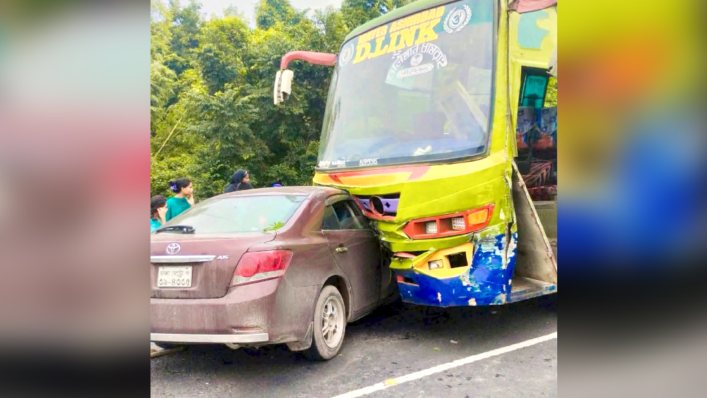 ঢাকা-আরিচা মহাসড়কে বাস-প্রাইভেট কারের মুখোমুখি সংঘর্ষ
